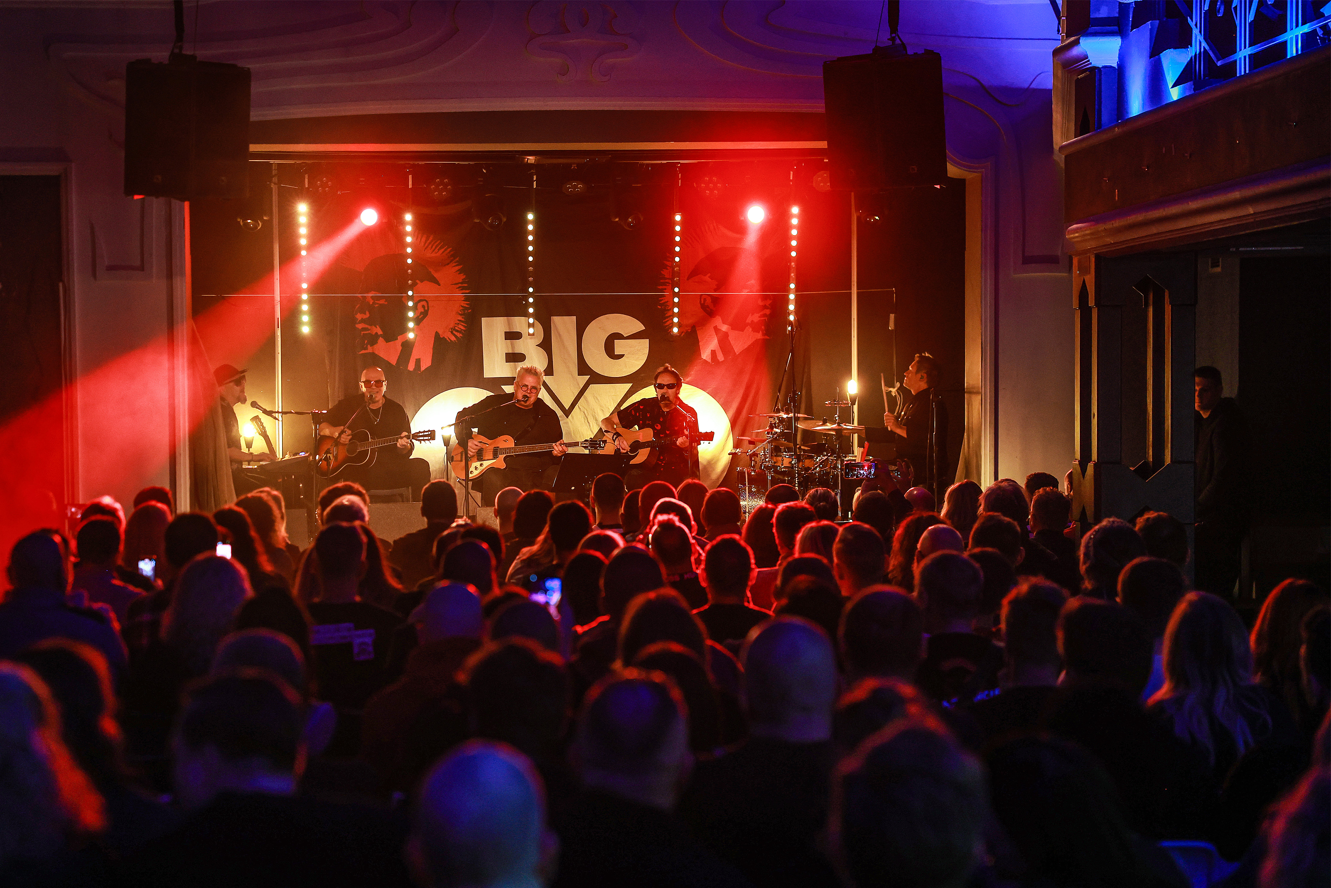 Koncert na żywo w klubie Scenografia